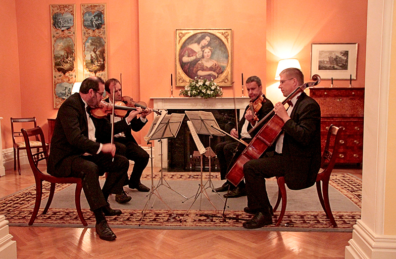 Das Reinhold Quartett musiziert in einem Salon der Deutschen Botschaft in Dublin, 2012.