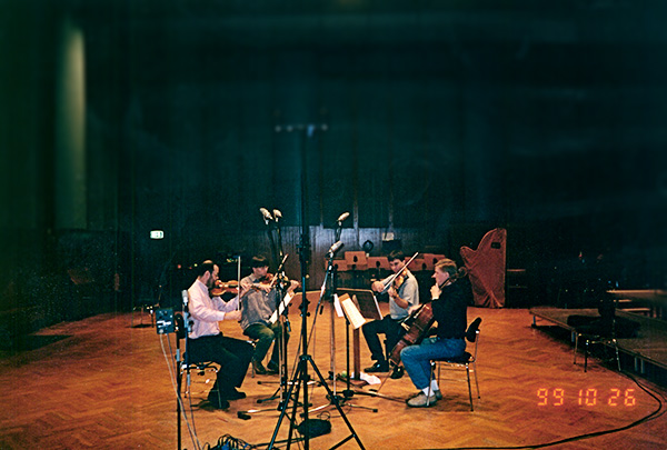 das Reinhold Quartett musiziert in der Mitte eines großen Aufnahmeraumes